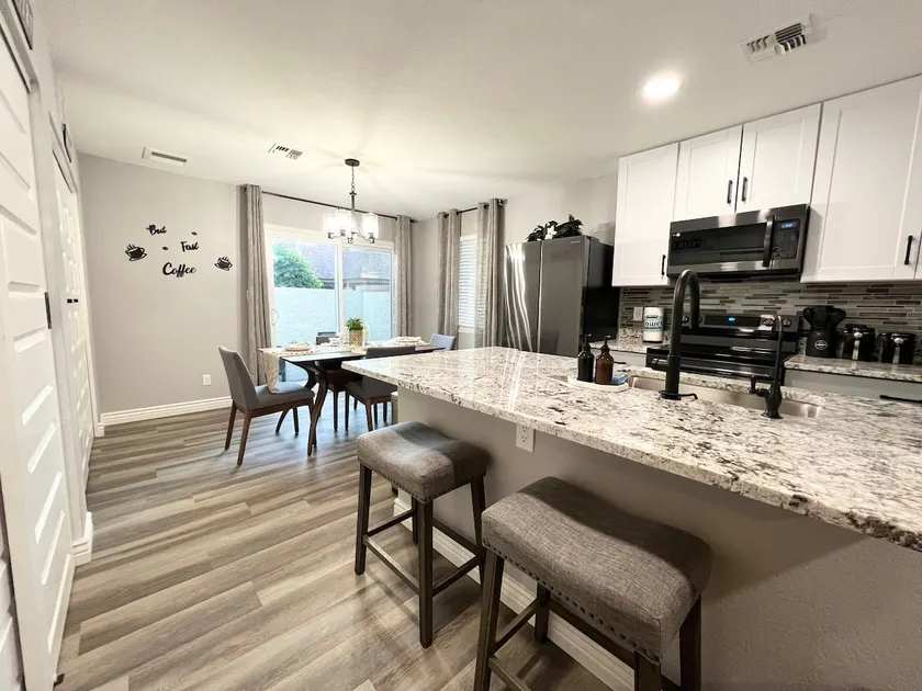 2 bedroom 2 bathroom condo, 1 king bed , 2 queen - Image 1