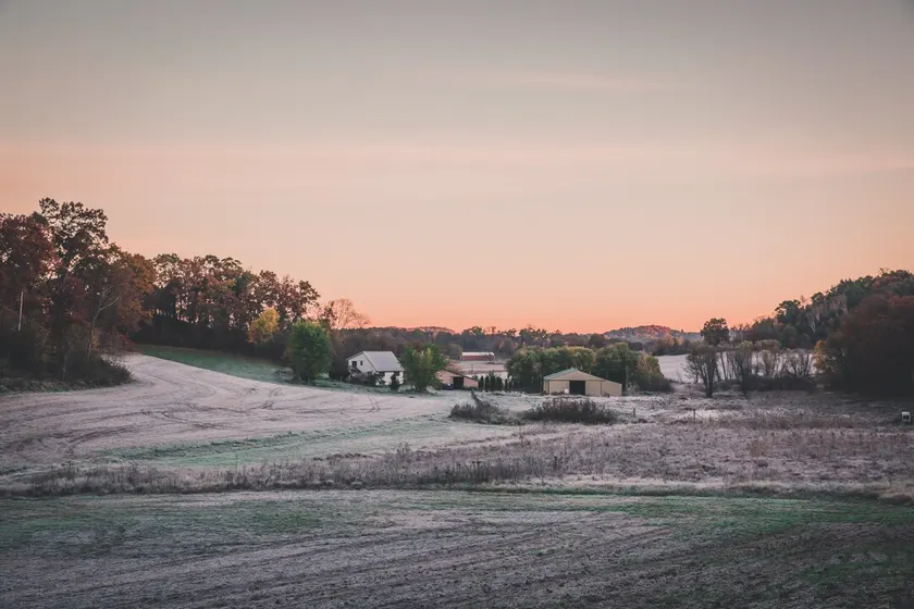 Peaceful 3-Bedroom Farm Stay with Indoor Fireplace - Image 1