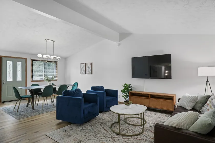 Central Location - 2 living spaces & covered patio! - Image 1