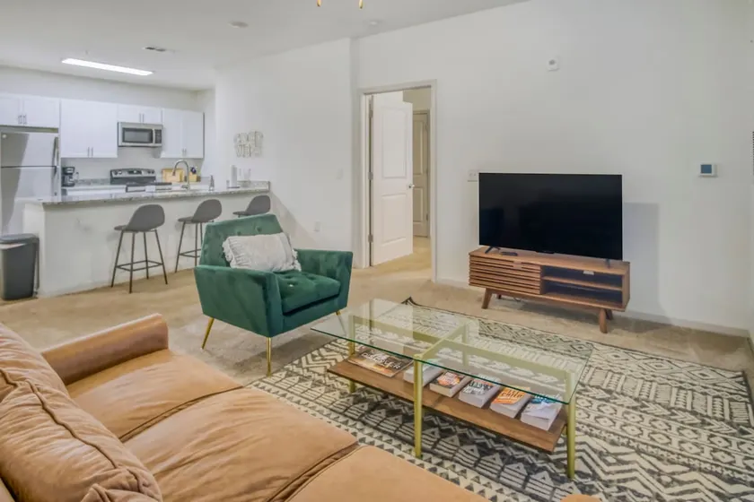 King Bed, Fast Wi-fi, Location! - Image 1
