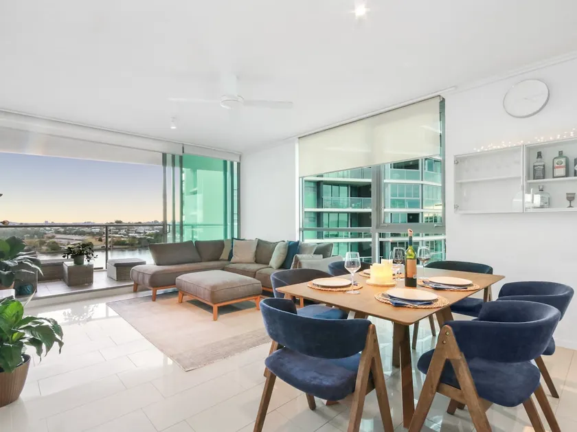 Stunning River View Unit, 4kms From City & Airport - Image 1