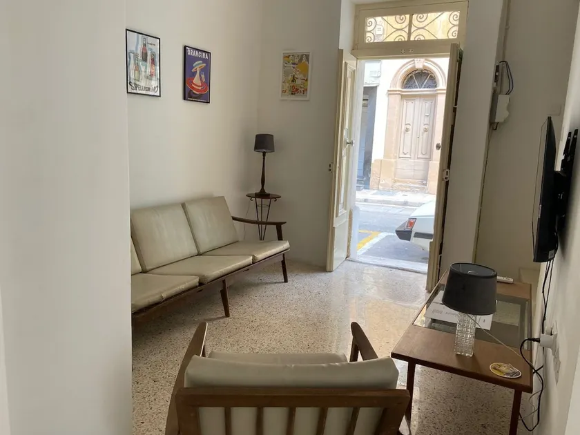 Characterful 1960's-style one-bedroom house - Image 1