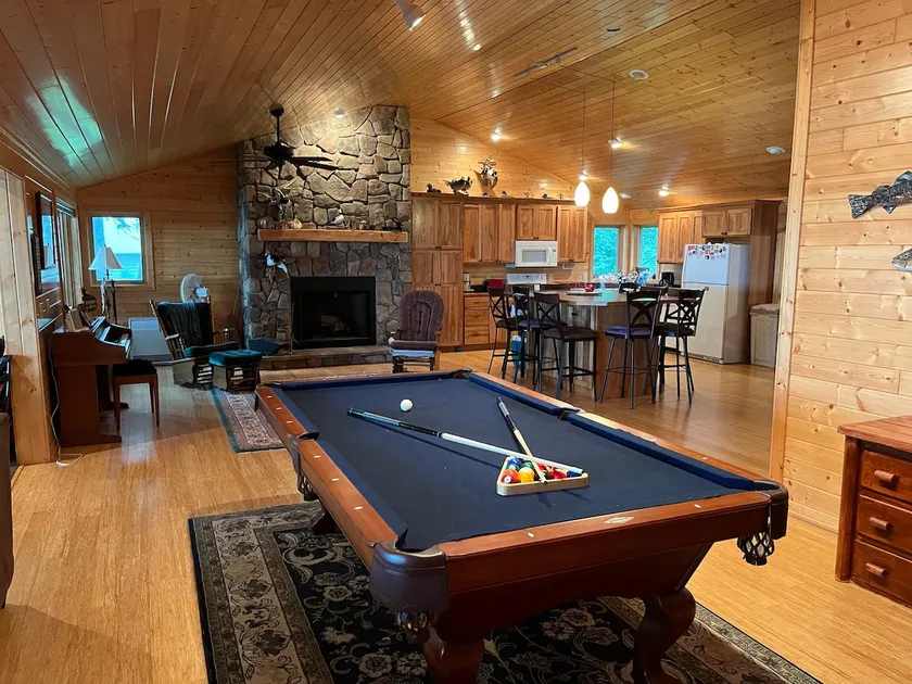 Beautiful Lakefront Property with Guesthouse - Image 1