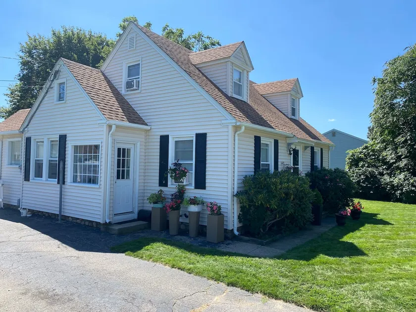 Charming and Centrally Located Westerly Cape! - Image 1