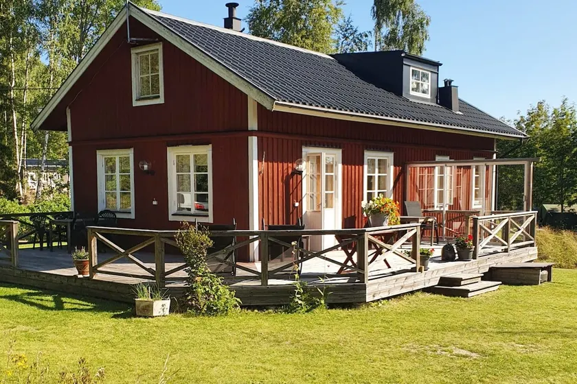 Cheerful cottage with fireplace and large balcony - Image 1