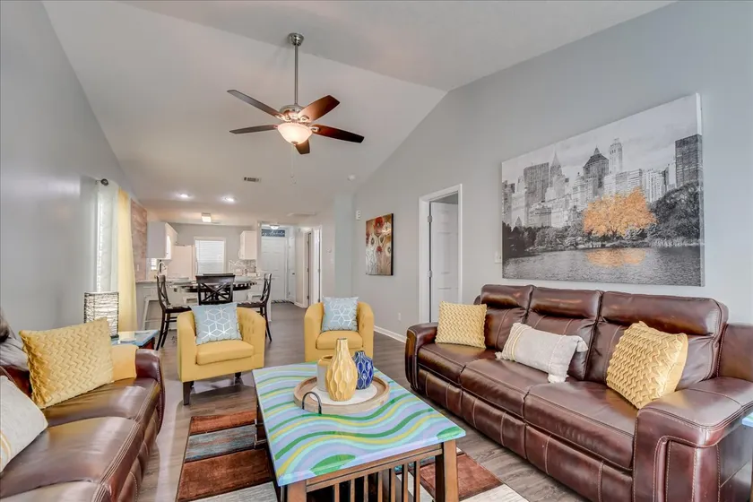Beautiful, 2 beds 2 bath Townhome! - Image 1