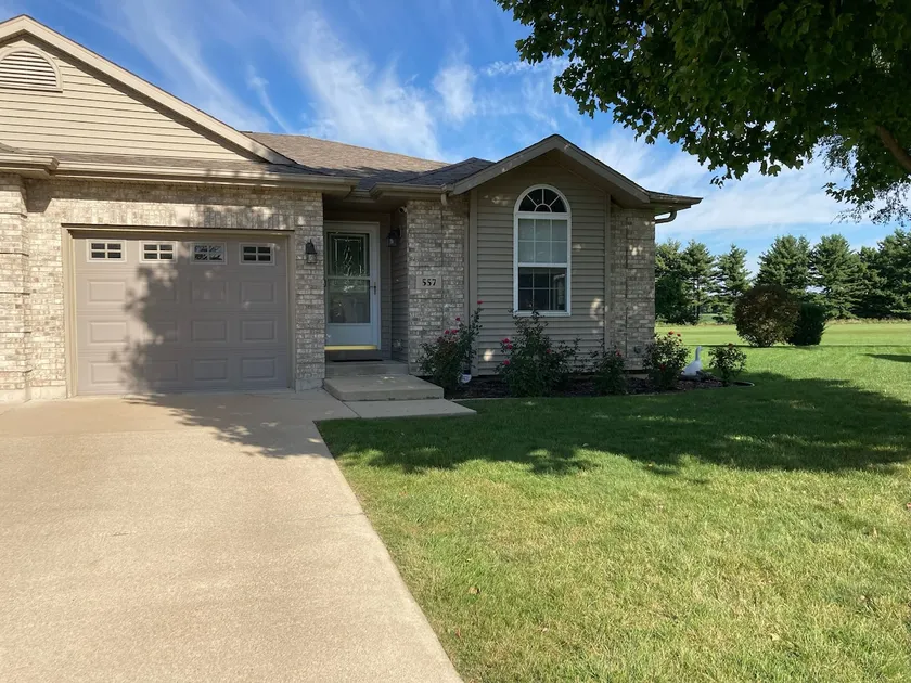 Clean 2 bedroom w walking path/pickleball nearby - Image 1