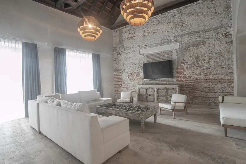 Luxury 8 Bedroom Mansion in Old City Best Location - Image 1