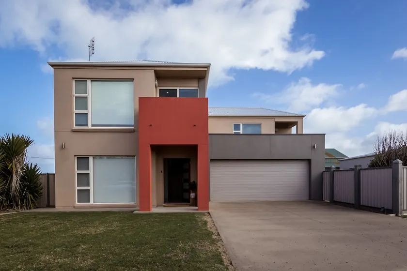 Spacious two story by the sea - Image 1