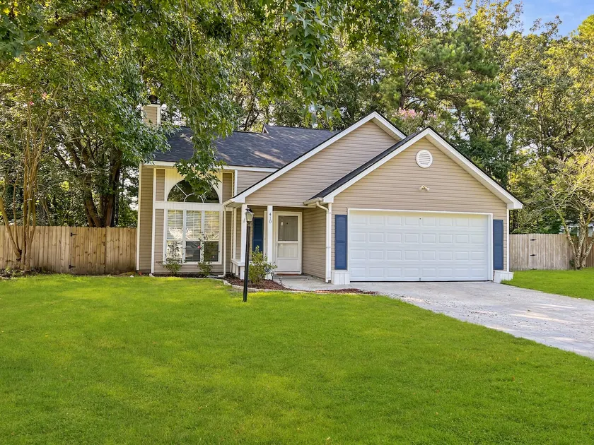 3 BR Home w Yard~First Floor Bedroom~25 min to CHS - Image 1