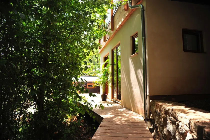 Elegant apartment under the trees - Image 1