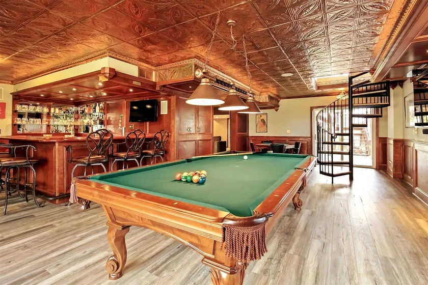 Arcade, Hot-Tub, Pub, 5 Kings, 15 Min To Anywhere - Image 1