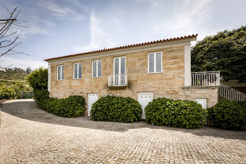 Ferreira Cinfães' House - Image 1