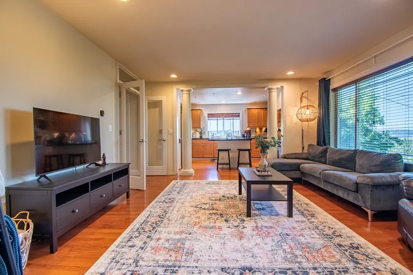 Spacious Family Retreat Near Seattle Stadiums - Image 1