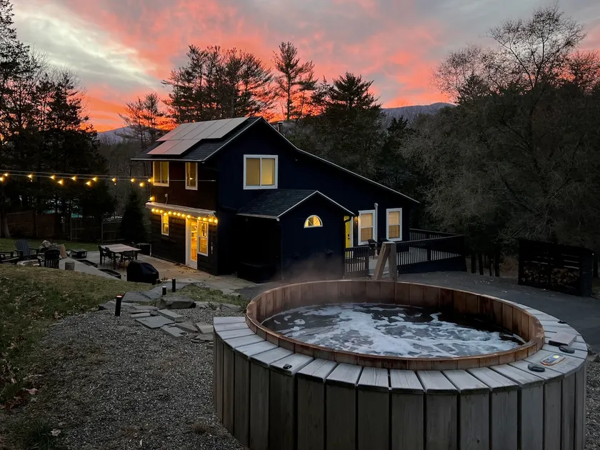 Secluded, Modern retreat with Cedar Hot Tub - Image 1