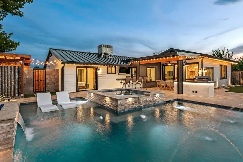The Copper Haven: Luxurious Heated Salt Pool & Spa - Image 1
