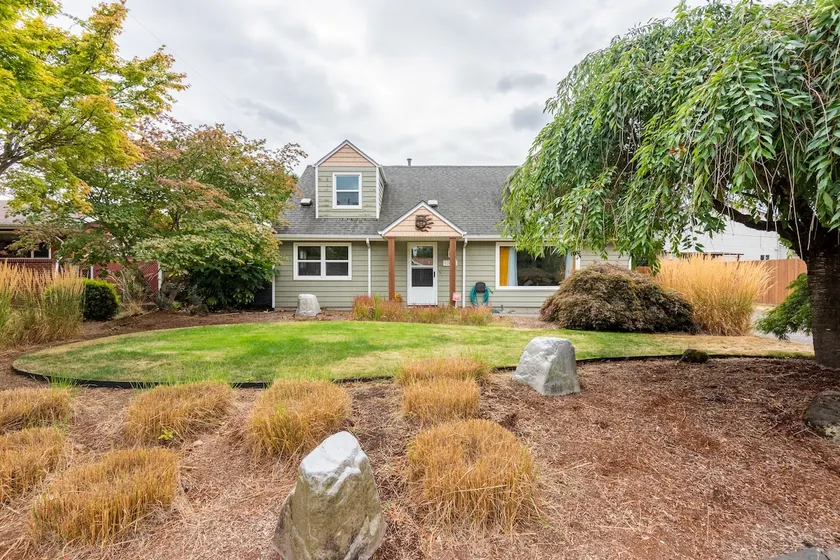 Cheerful home with fireplace! - Image 1