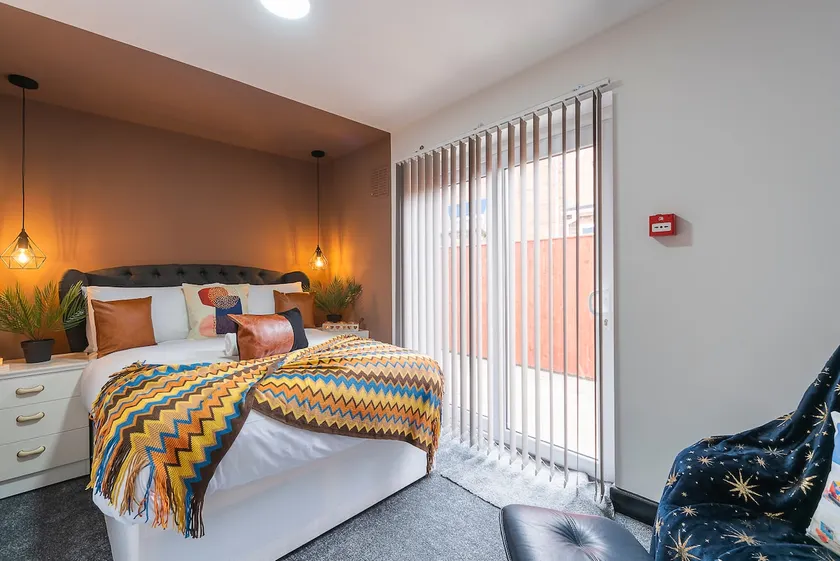 💥Vibrant 💥Funkily Decorated 💥2 Bedroom 💥4 Beds - Image 1
