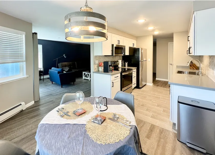 Stylish, Spacious Home @ Renton! Parking/Laundry - Image 1