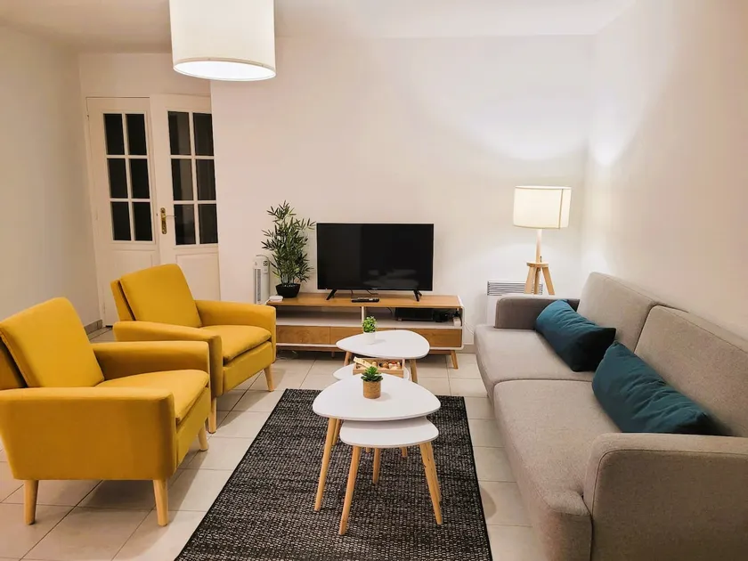 Beautiful renovated 2 bedroom apartment + terrace - Image 1