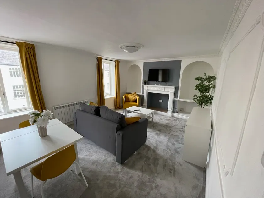 Spacious 3 bedroom flat in the heart of Warminster - Image 1