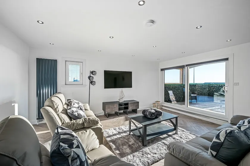 Sea View Luxury Apartment 3 bedrooms Free Parking - By Coast Apartments - Image 1