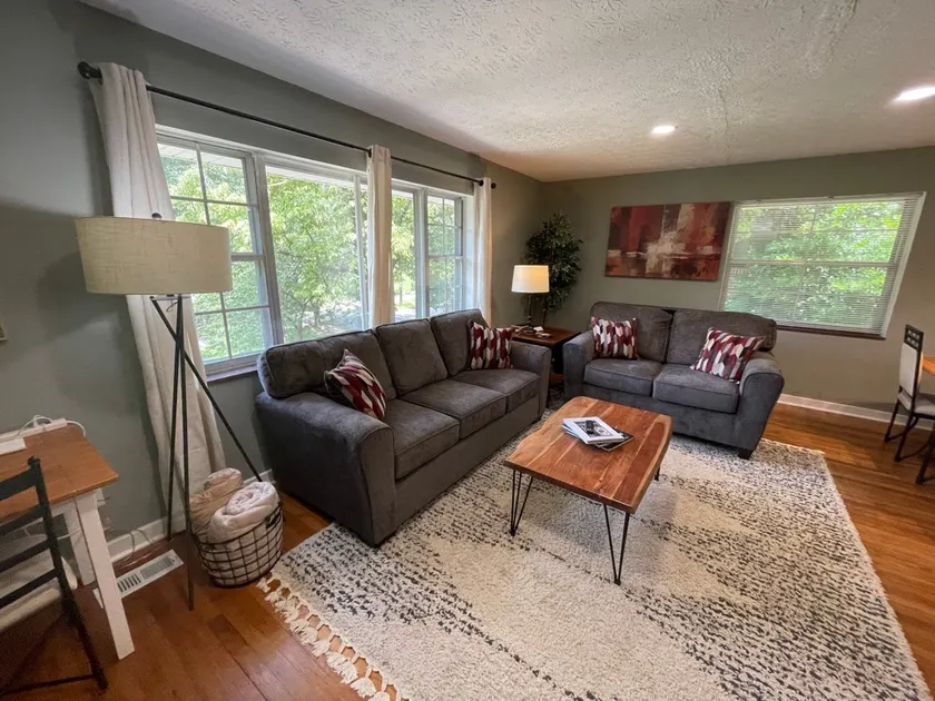 Mid-Century Rancher in Historic North Hills - Image 1