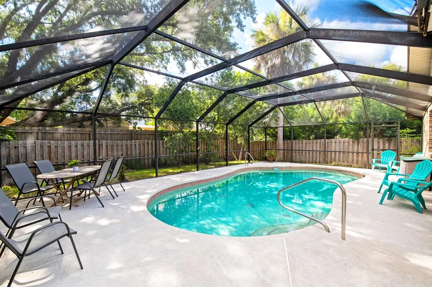 Retro Pool Retreat Minutes to Beach & Breweries - Image 1