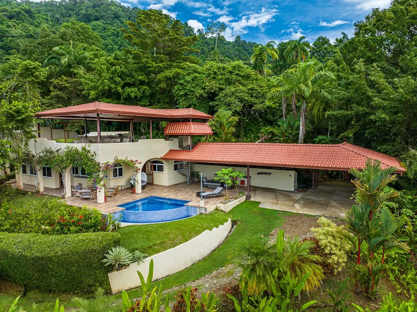 Villa Aurora Three Bedroom Villa with Pool - Image 1