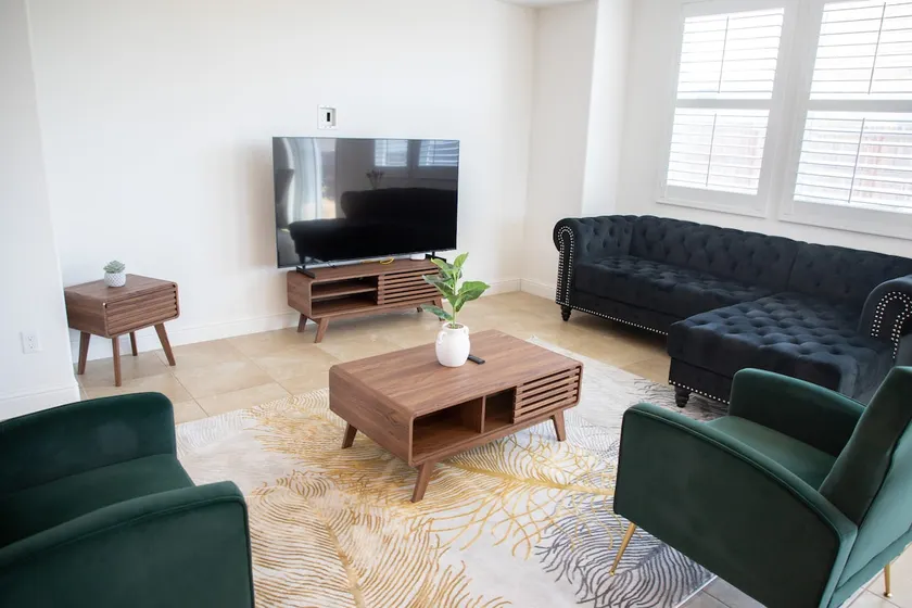 Manteca LUXX: Spacious 3 bed 2 bath home - Image 1