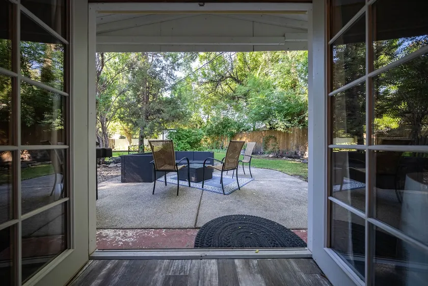 Walking distance to downtown. Quiet neighborhood - Image 1