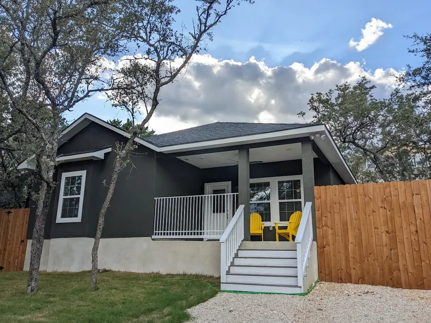 Cheerful 3BR 2BA House Minutes from Canyon Lake - Image 1
