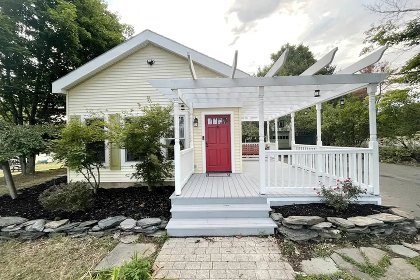 Bright, Airy Home in Hudson! - Image 1