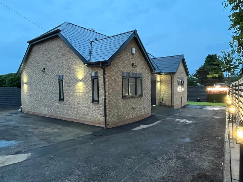 Modern 4 Bedroom Stylish Villa with out-door Hot Tub - Image 1