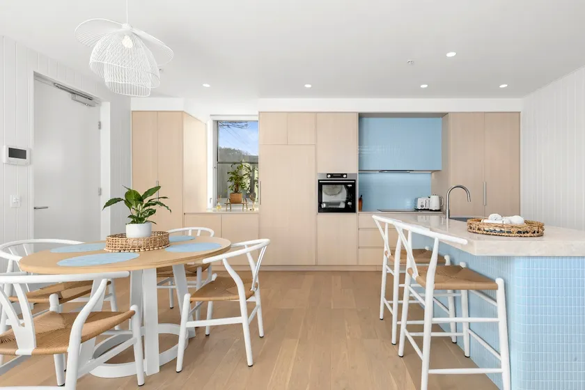 Terrace LUXE- 100m to shops, 2 KING beds, Parking - Image 1