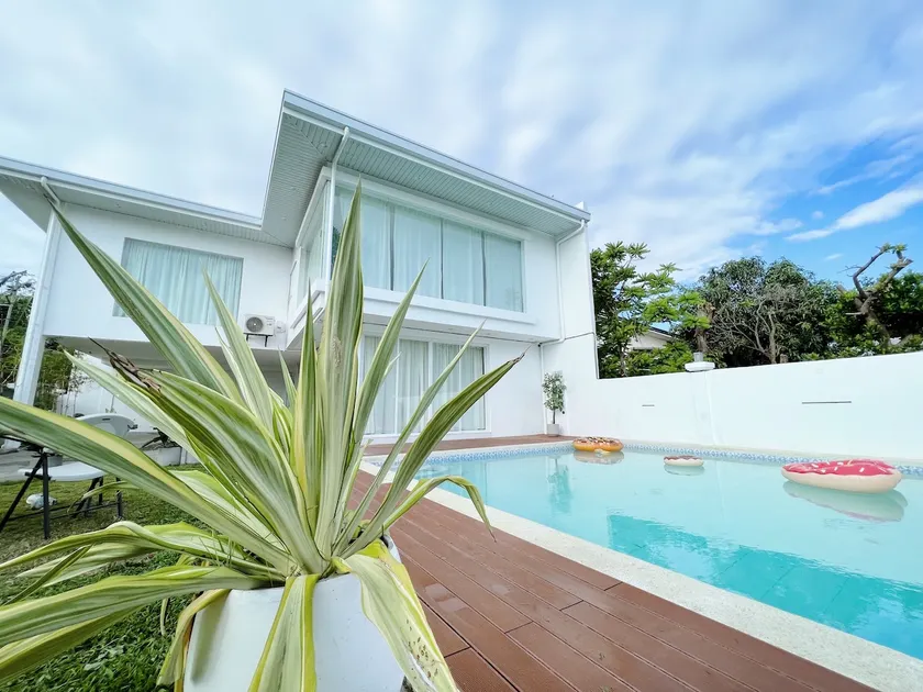 LAZE by My Place: Modern Vacation Home with Pool - Image 1