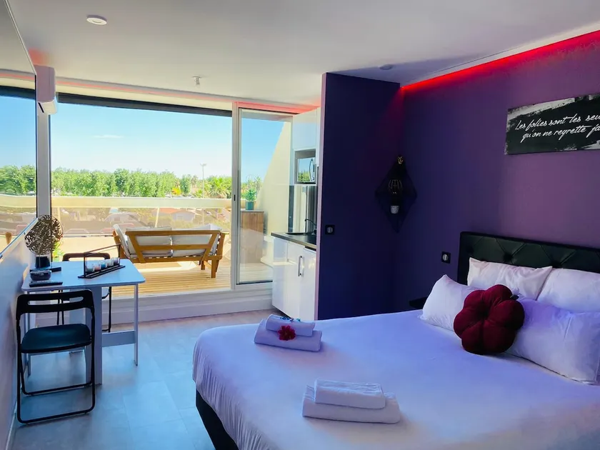 Glamorous naturist apartment - Image 1