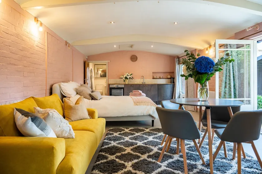 Adorable studio overlooking Audley End grounds - Image 1
