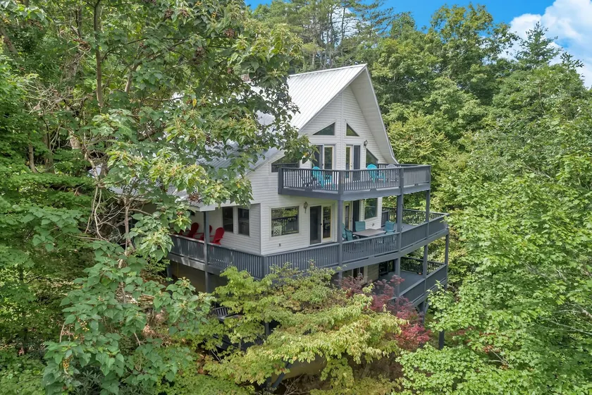 3 Bedroom, 2 Bath home with mountain and lake view - Image 1