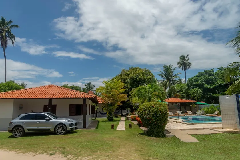Charming Seaside Place and Pool - Image 1