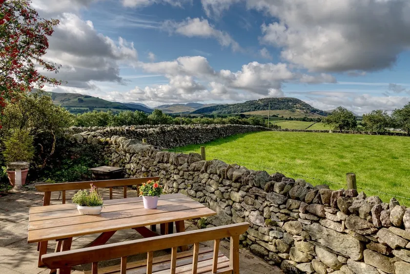 Cosy luxurious 18th century stone built character cottage with stunning views - Image 1