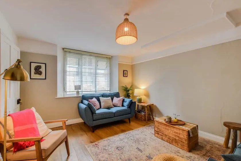 Cheerful 3 bed Grade II Central Cottage - Image 1