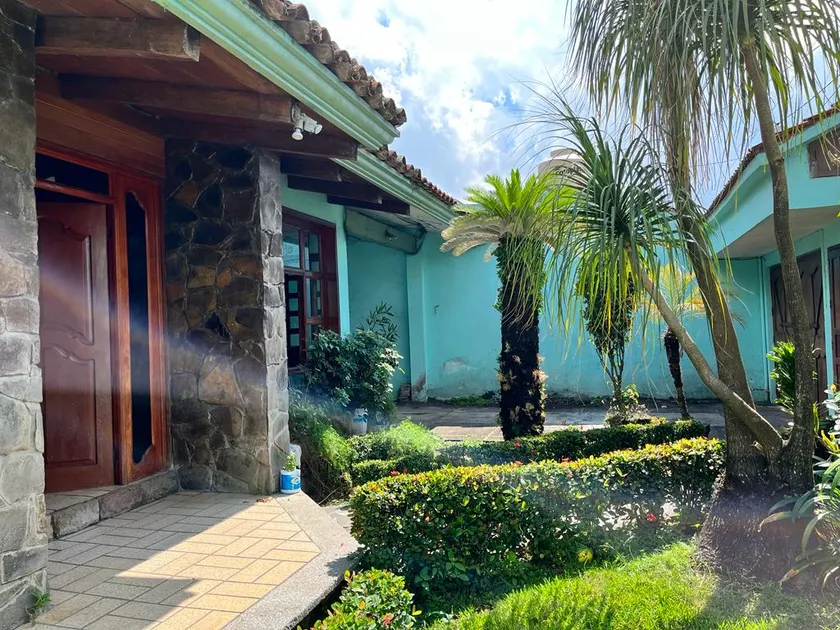 A house full of life and with a fireplace - Image 1