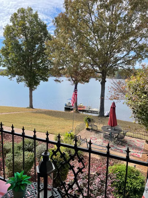 Lakeshore Cottage - Image 1
