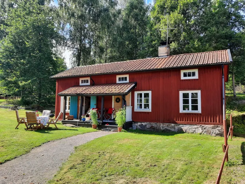 Small cottage on a farm with lovely lake views - Image 1