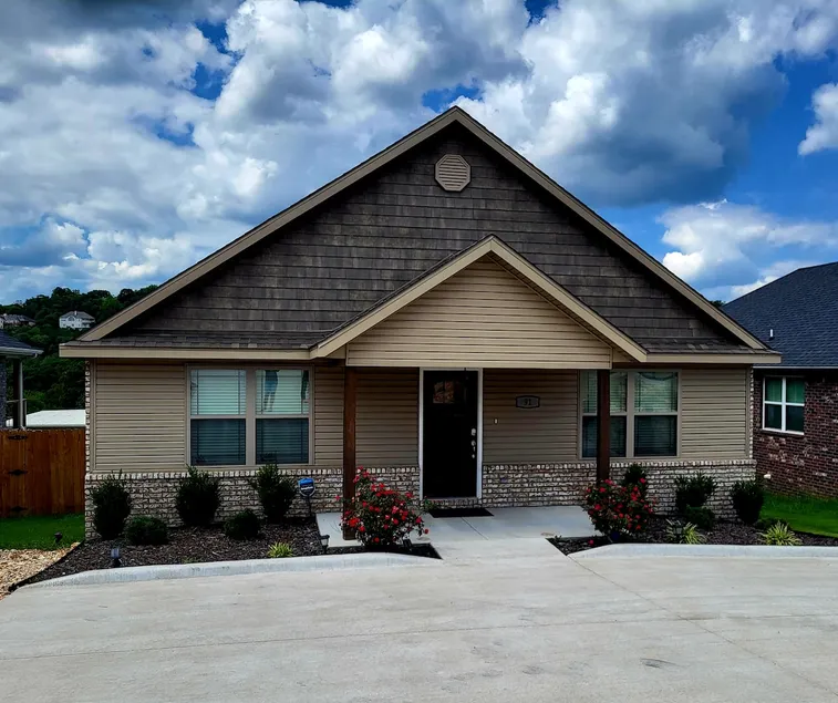 Pool Access and Pet Friendly! Close to Marina - Image 1