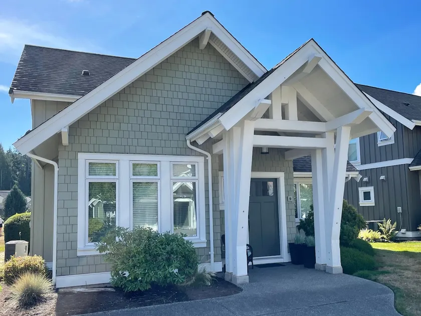 Qualicum Landing Beachside Home - Sleeps 6 - Image 1