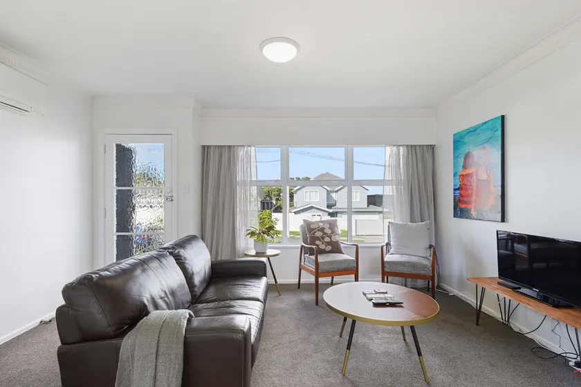 Renovated Takapuna 2BR Apt - Parking - Image 1