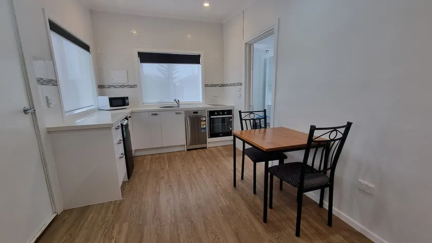 Modern 1 bedroom studio free parking close to CBD - Image 1