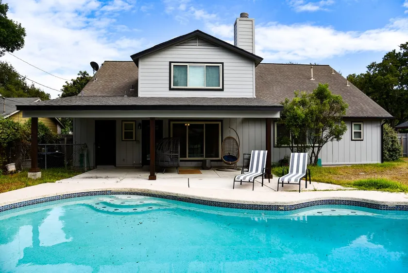 Vintage 6BR Home / Pool & Game Lounge - Image 1